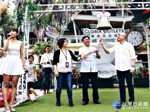 華泰名品城總經理-梁曙凡，桃園市長鄭文燦，華泰大飯店集團副董兼執行長-陳炯幅敲鐘，為立蛋揭開序幕