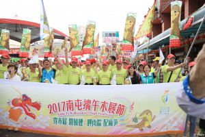 南屯獨有端午習俗　千位民眾穿木屐踩街