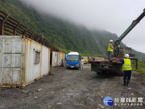 端午連假蘇花公路因坍方中斷，工程人員全力搶通蘇花公路。施工人員在落石頻繁區段上邊坡臨時性堆疊2層共約20個貨櫃，同時進行櫃內填土，一旦突有落石時可先阻擋，避免影響後續施工及通車。（圖／公路總局提供）