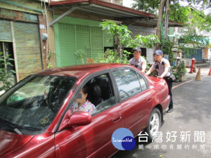汽車路橋上故障拋錨 熱心警即刻救援