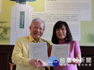 成大校長蘇慧貞、永豐金控董事長何壽川在成功大學博物館簽署合作意向書。