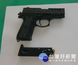 陳男經警方策動，在事發後12小時持手槍到案說明，警詢後依殺人未遂、違反槍砲彈藥管制移送偵辦。（記者陳昭宗拍攝）