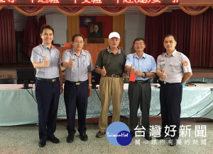 北港警方偵破工廠強盜財物案，有效遏阻犯罪，政務委員吳錦銘及警友會前往慰勉有功員警。（記者陳昭宗拍攝）