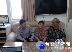 客厝所員警積極為民服務，終於平安找回迷路的失智老婦，深獲民眾肯定與讚許。（記者陳昭宗拍攝）