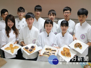 
弘光科技大學食品科技系烘焙組舉辦首次成果展，畢業生六組展出不

同口味，令人一見垂涎三尺，有讓人驚嘆的創意。（記者陳榮昌攝）
