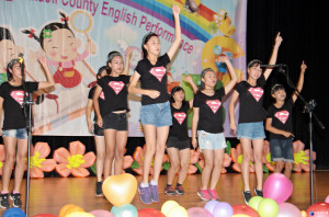 學生透過流利的英語對話、載歌載舞創意演出，展現學習成果。（記者許素蘭／攝）