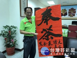大安區農會總幹事蔡建宗，在分會設十個「奉茶」據點，每天擠滿農

友泡茶談天，周到服務得到地方肯定。（記者陳榮昌攝）