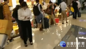 桃園機場第二航廈二樓禮品大街，2日上午11時許因大雨影響，致一旁桃園捷運A13站二樓簡易詢問處屋頂積水渲洩不及溢出，因此發生嚴重漏水情況。（圖／YouTube）