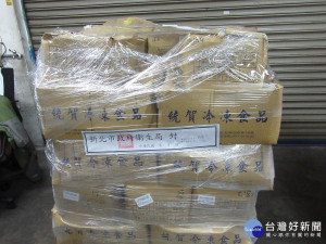 衛生局及新北市調查處人員查獲涉嫌竄改，現場立即封存問題產品。（圖／衛生局提供）