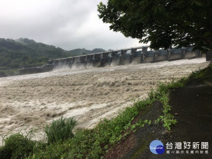 豐原淨水廠在原水濁度飆高時，處理自來水的能量下降，將會影響供水量。