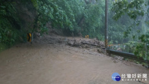 仁愛鄉境因豪雨有多處道路不通。（南投縣消防局提供）