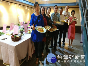大甲區農會三日舉辦米食創新推廣活動，社區媽媽齊集製作各種不同

造型及口味的米披薩，香味四溢令人食指大動。（記者陳榮昌攝）