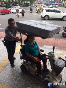 老婦電動車沒電卡路邊 熱心警推返所充電助返家