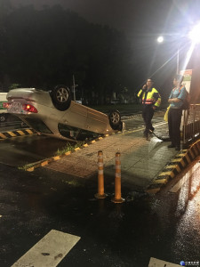 豪大雨民眾翻車 警積極協助救護