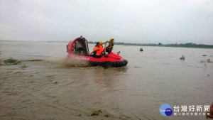 豪大雨猛灌中南部　溪水暴漲瓜農受困消防局出動各式船艇救援