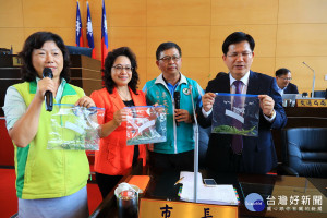 劉淑蘭議員(左一)呼籲市府正視銀膠菊禍害農村