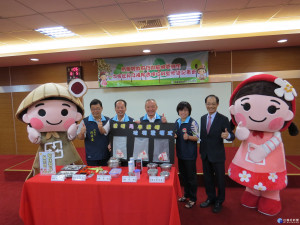 縣長帶頭宣示限塑政策。（記者許素蘭／攝）