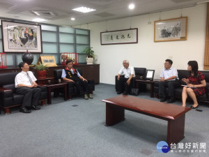 江惠民檢察長拜會林明溱縣長談杜絕毒品進校園。