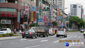 高雄澄清路覺民路口左轉專用道啟用。（圖／記者何沛霖攝）