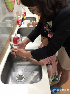衛生局提醒民眾，防範流感應建立正確衛生習慣，勤洗手並確實以肥皂搓洗至少20秒。（記者許凱涵攝）