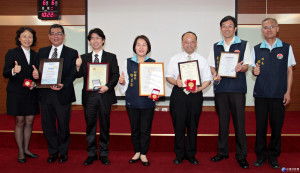 林宗新（右三）榮獲四項國際發明大獎，縣府表揚。（記者許素蘭／攝）