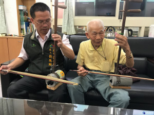 大甲區八十九歲天才老神童葉江川，七日向區長劉來旺說明他製造音

符完美的簡易二胡，倆人並拉試一番，有自信在文昌公園首演當天一

定會造成轟動。（記者陳榮昌攝）