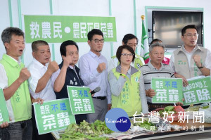 民進黨雲林縣黨部提出災害認定建議，籲請農委會放寬或修改目前的補助辦法，幫助農民度過難關。（記者陳昭宗拍攝）