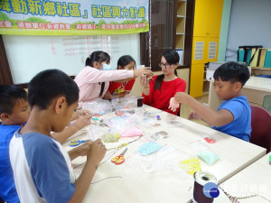 社區興力服務方案計畫-編織串珠課程教學，藉由結合布農文化的首飾製作，提升學生的才藝及自我的價值觀，進而讓部落文化得以傳承。〈記者吳素珍攝〉


