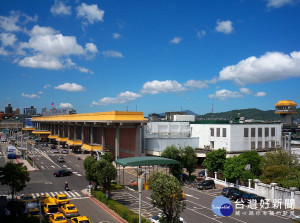 台北松山機場是否遷移至他處，亦或是併入桃園機場，一直是近年來台北市都市規劃常被討論的議題，尤其松山機場身兼國際、國內航線，與軍用機場等三種角色，更顯複雜。（圖／Wikipedia）