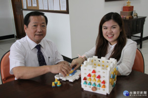 台首大校長許光華和該校僑生陳才謂一起體驗嬰幼兒組裝遊戲組啟發兒童運動。