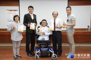 (左至右)：啟聰學校學務主任戴素美、永慶房產集團業管部資深經理謝志傑、生命鬥士魏益群、啟聰學校校長葉宗青、勵志律師作家許峰源。