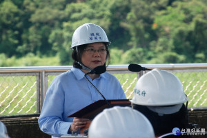 蔡英文總統啟動前瞻建設政策下鄉行程首站今天抵達臺南白河水庫視察清淤工程進度。（圖／記者黃芳祿攝）