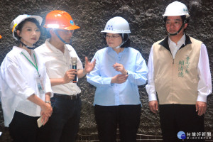 蔡英文總總統視察白河水庫清淤工程，重申前瞻治水等多項計畫非做不可，與會的臺南市長賴清德、立委陳亭妃(左一)等民代表態全力推動並籲全民支持。（圖／記者黃芳祿攝）