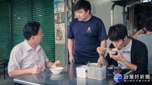 微電影劇中男主角吃小吃爌肉飯(右)彰化市長也客串演出(左)