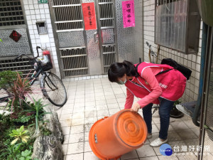 桃市衛生局呼籲民眾加強巡倒清刷4步驟，清除登革熱病媒蚊孳生源。