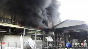 保麗龍工廠發生火警　濃煙直竄天際4名員工受傷送醫