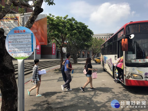 桃市樂活巴士免費公車   駛入開南大學校園