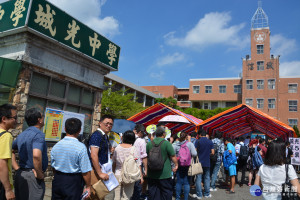 來自各地校友們揮汗排隊參加城光中學母校參「永遠的畢業典禮」。(圖/記者黃芳祿攝)