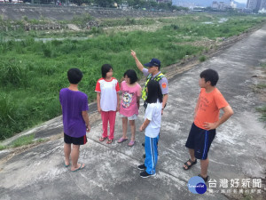 太平警方防溺宣導。林重鎣攝