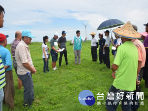 台中大安南埔將建棒壘活動場，副院長助理施志昌十二日會同市府官

員、設計師及數十民眾在大安南埔現場會勘，預定以二百萬元經費，

在年底發包施工。（記者陳榮昌攝）
