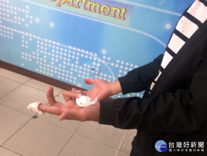 吸毒男捏爆吸食器    手插口袋鮮血直流