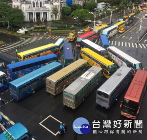近百輛遊覽車「封城」癱瘓北市，北車附近交通大打結（圖／翻攝自PTT）
