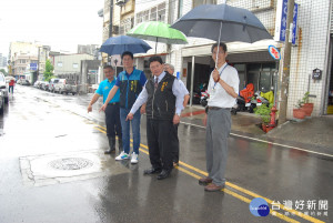 彰化市長邱建富等人手指向地面人孔蓋處即為將動工的P3-P5幹線雨水下水道工程起點