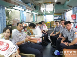 霧峰分局副分局長高繼鴻和同仁捐血。林重鎣攝