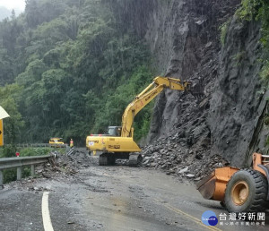 仁愛鄉仍有道路中斷在搶通中。（仁愛分局提供）