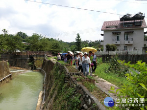 圖說:行走在魚池鄉澀水社區的鄉間步道，體驗紅茶產區風情。（記者賴淑禎攝）