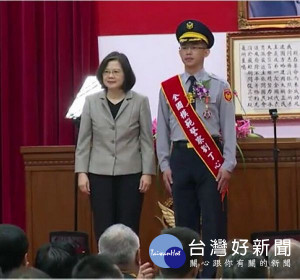 雲林縣警察局刑事警察大隊偵技犯罪偵查隊隊長劉丁心，榮獲全國模範警察殊榮，由總統蔡英文親自頒獎。（記者陳昭宗翻攝）
