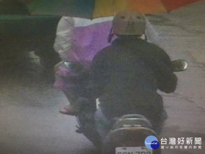 偷娃娃機被拍到。林重鎣攝