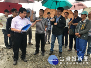 大安海洋音樂祭盛事即將展開，民代會同市府相關局室官員十九日勘

查拓寬道路等建設事宜，要求飄以萬全準備迎接遊客。（記者陳榮昌攝）
