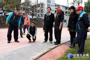 許淑華邀體育署王主秘林縣長等會勘。（記者扶小萍攝）